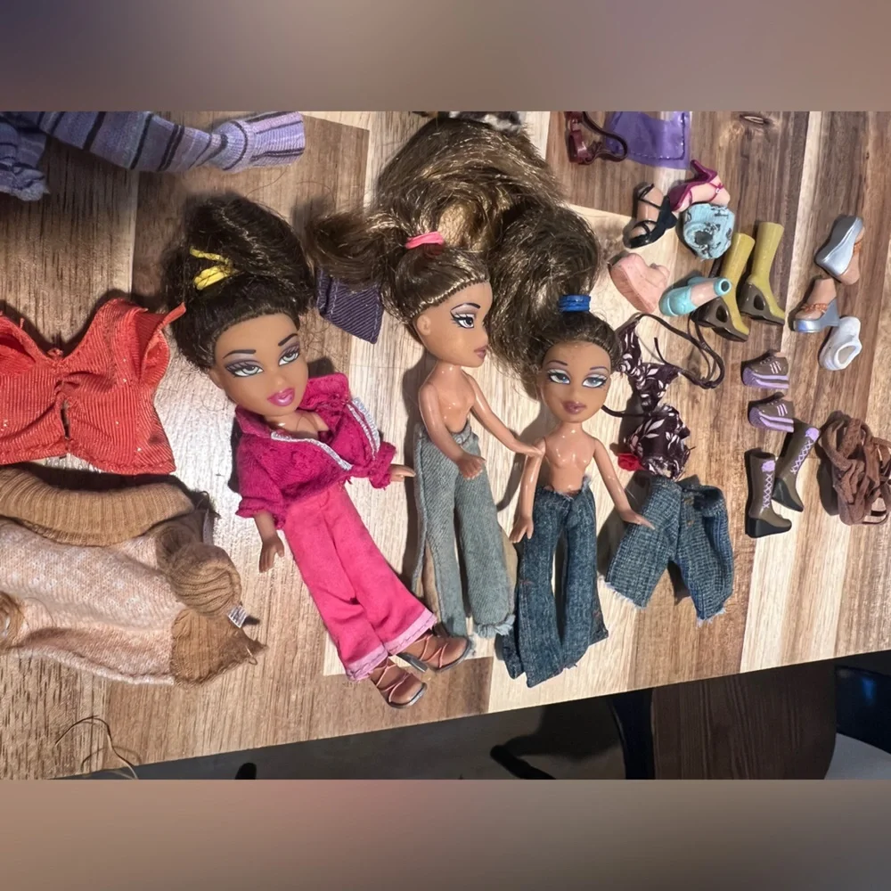Mini Bratz dolls w/multiple accessories